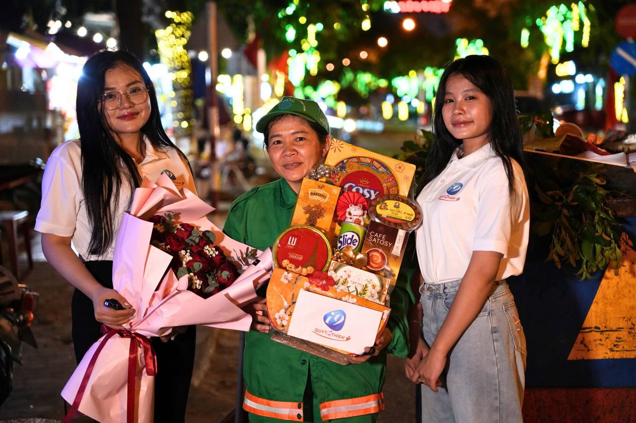 Biểu tượng trò chuyện trực tuyến 24/7 với nhân viên hỗ trợ Helo888, giúp giải đáp mọi thắc mắc về đăng ký, rút tiền nhanh và khuyến mãi.