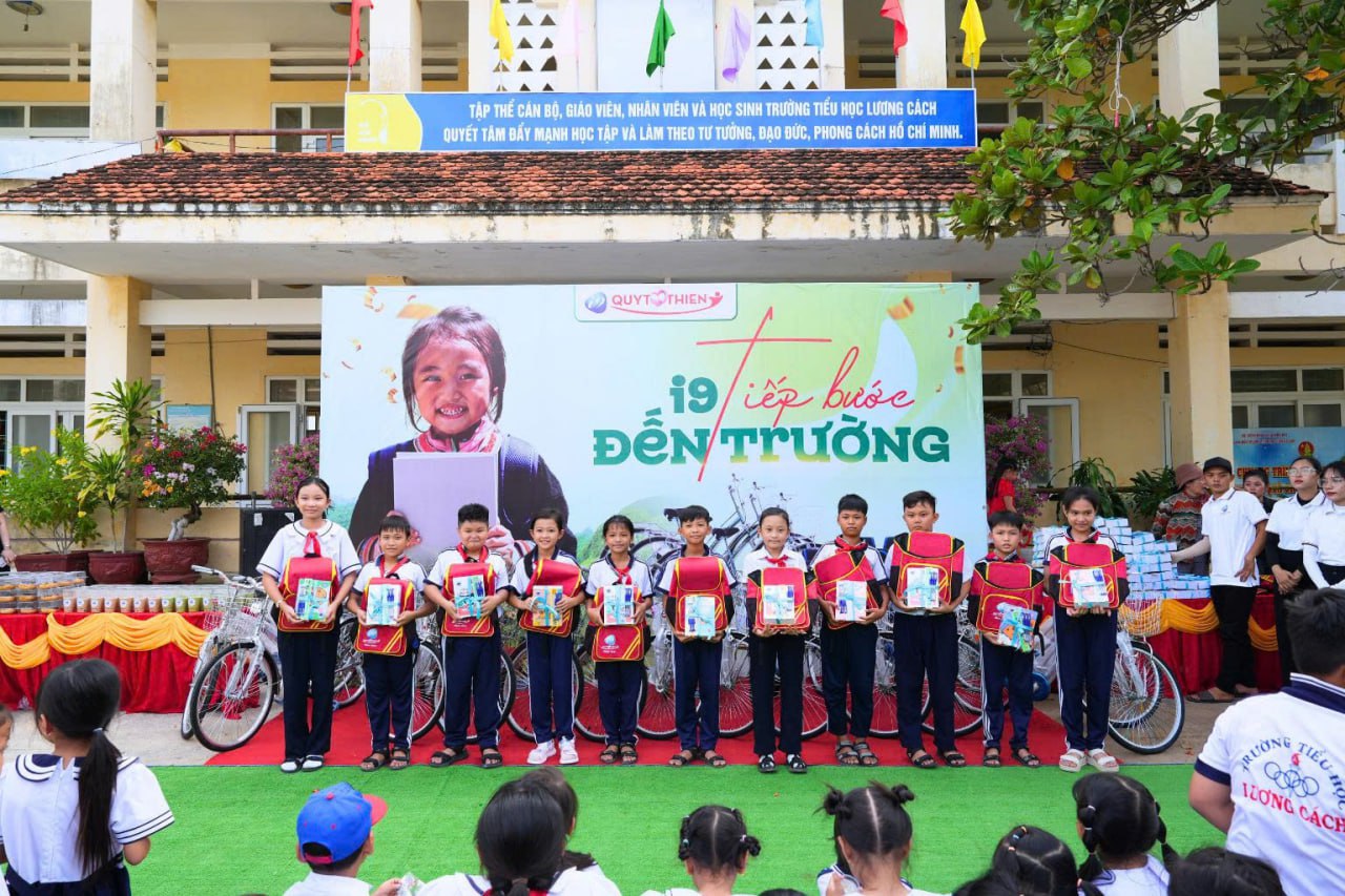 Biểu tượng email hỗ trợ khách hàng Helo888, nơi bạn có thể gửi các yêu cầu chi tiết hoặc tài liệu liên quan đến tài khoản cá cược của mình.